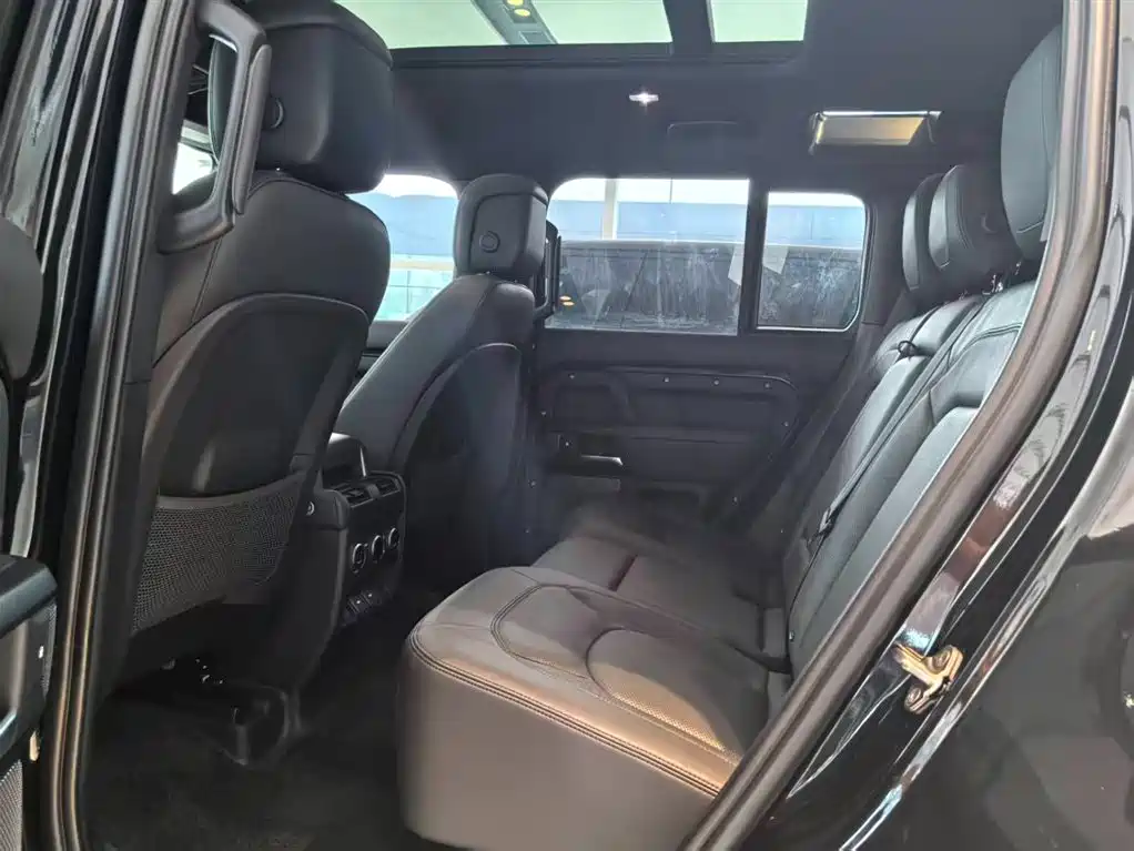 Land Rover Defender 2023 — фото 10