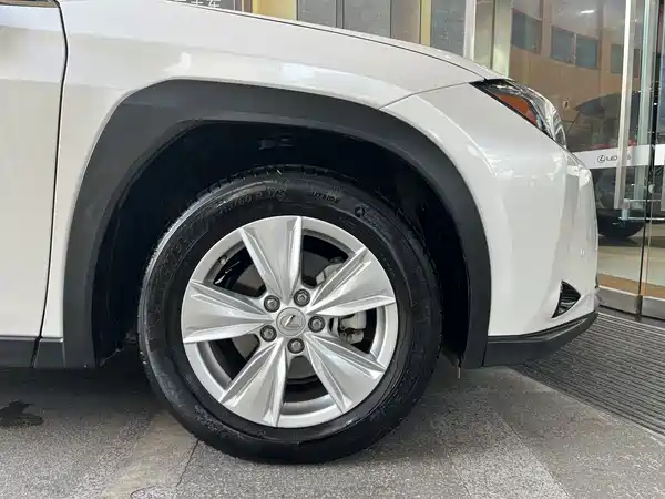 Lexus UX 2021