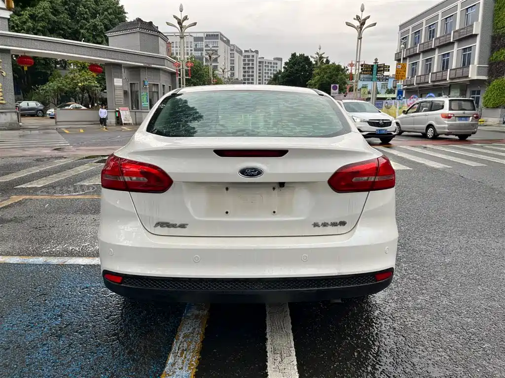 Ford Focus 2015 — фото 9
