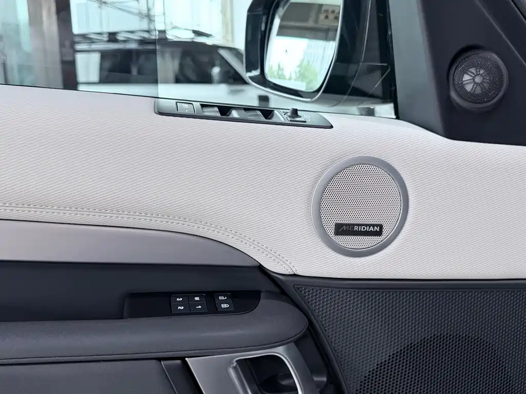 Land Rover Discovery 2023 — фото 9