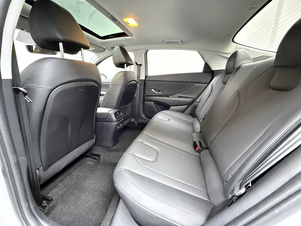 Hyundai Elantra 2022 — фото 10