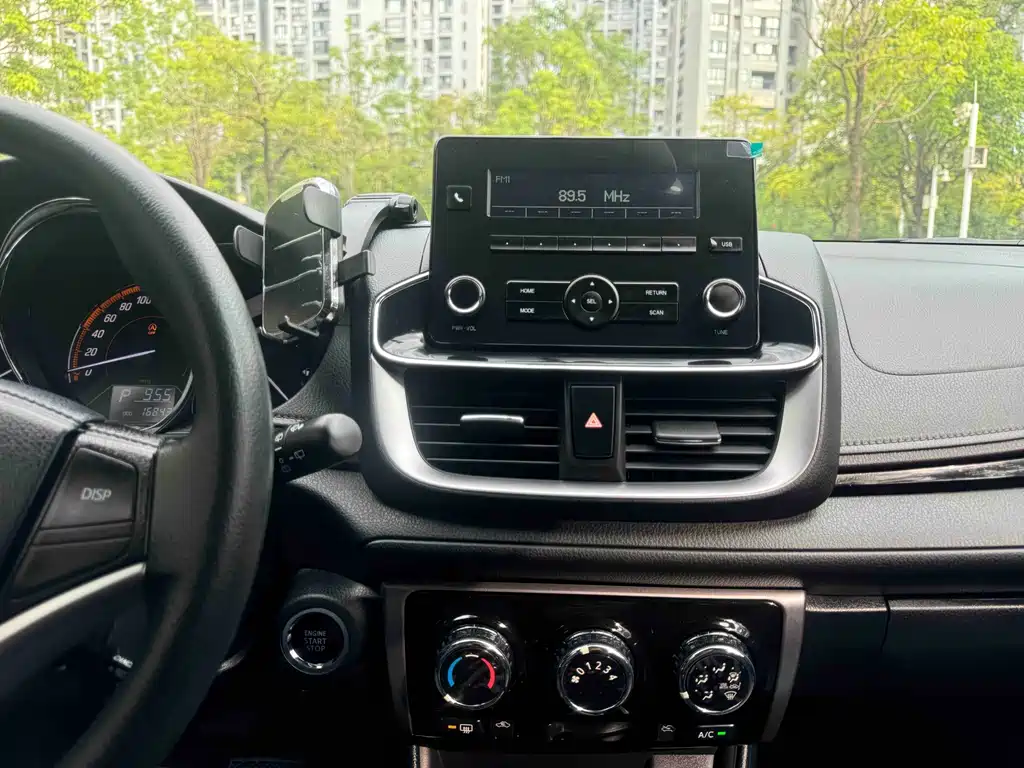 Toyota Yaris L 2022 — фото 17