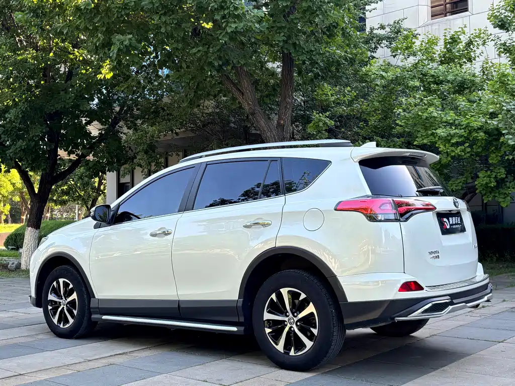 Toyota RAV4 2016 — фото 6
