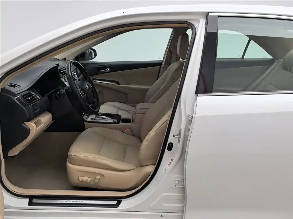 Toyota Camry 2013 — фото 10