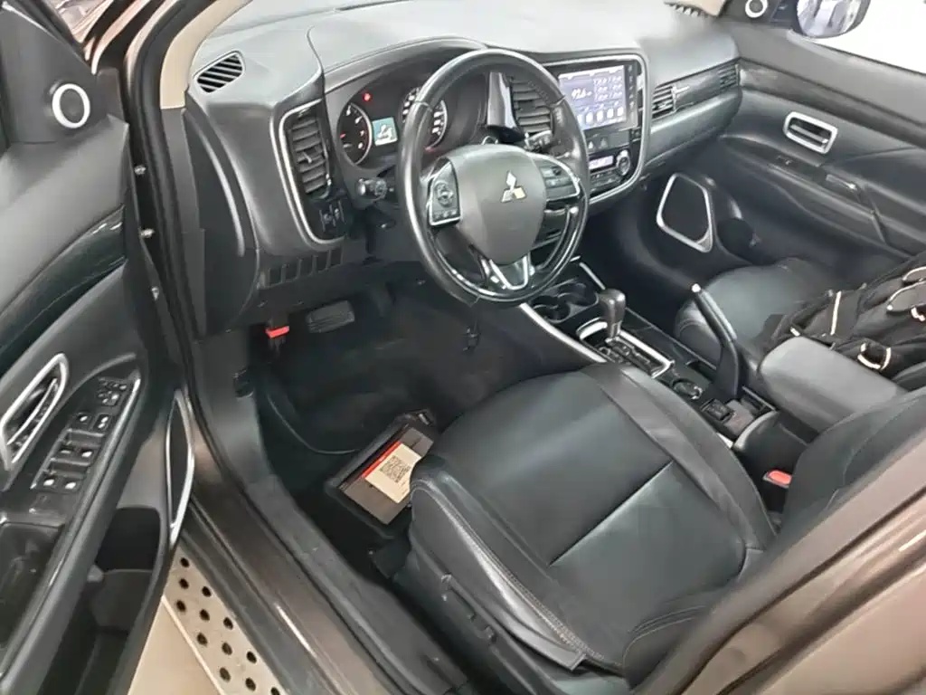 Mitsubishi Outlander 2018 — фото 16