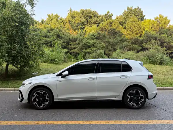Volkswagen Golf 2025