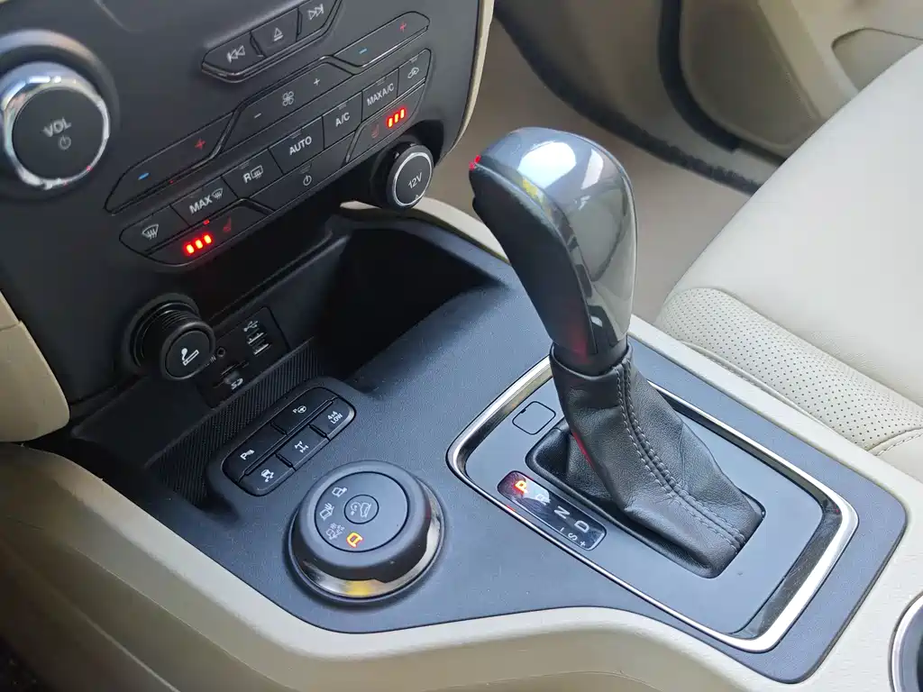 Ford Everest 2015 — фото 16