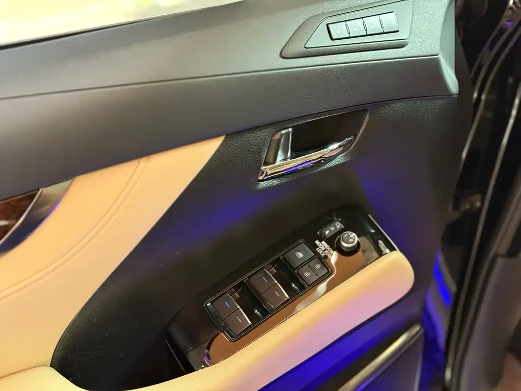 Toyota Alphard 2023 — фото 7