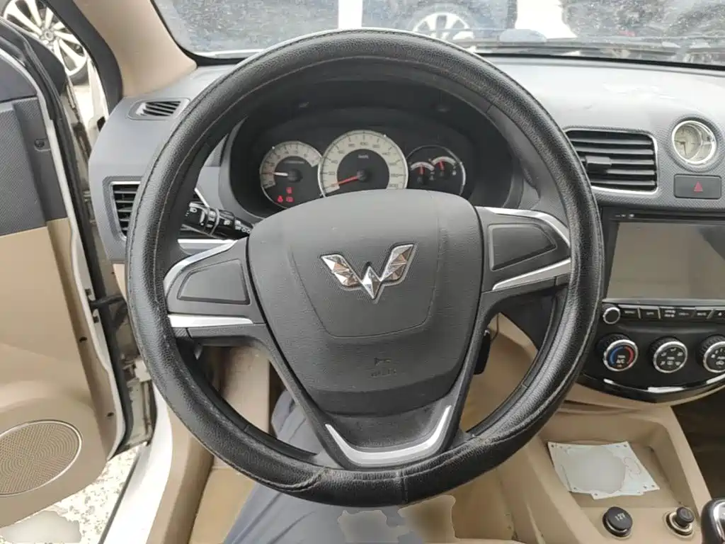 Wuling Hongguang 2015 — фото 11