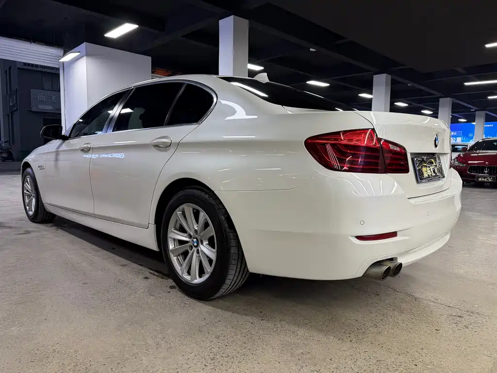 BMW 5 Series 2017 — фото 11