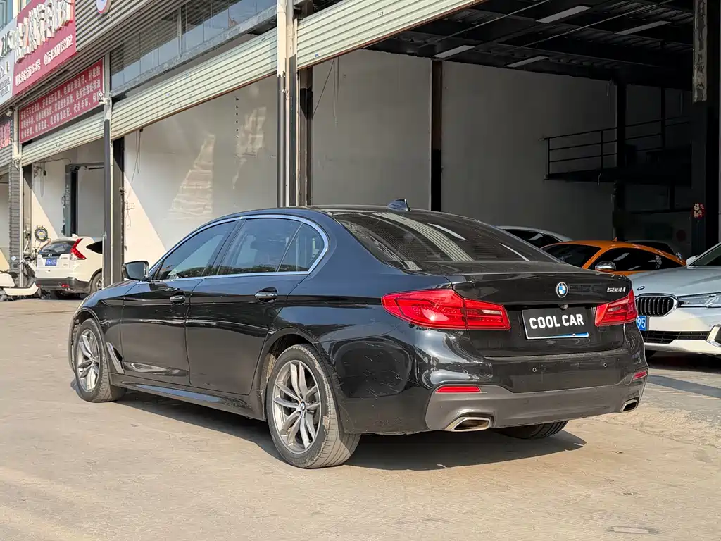 BMW 5 Series 2018 — фото 11