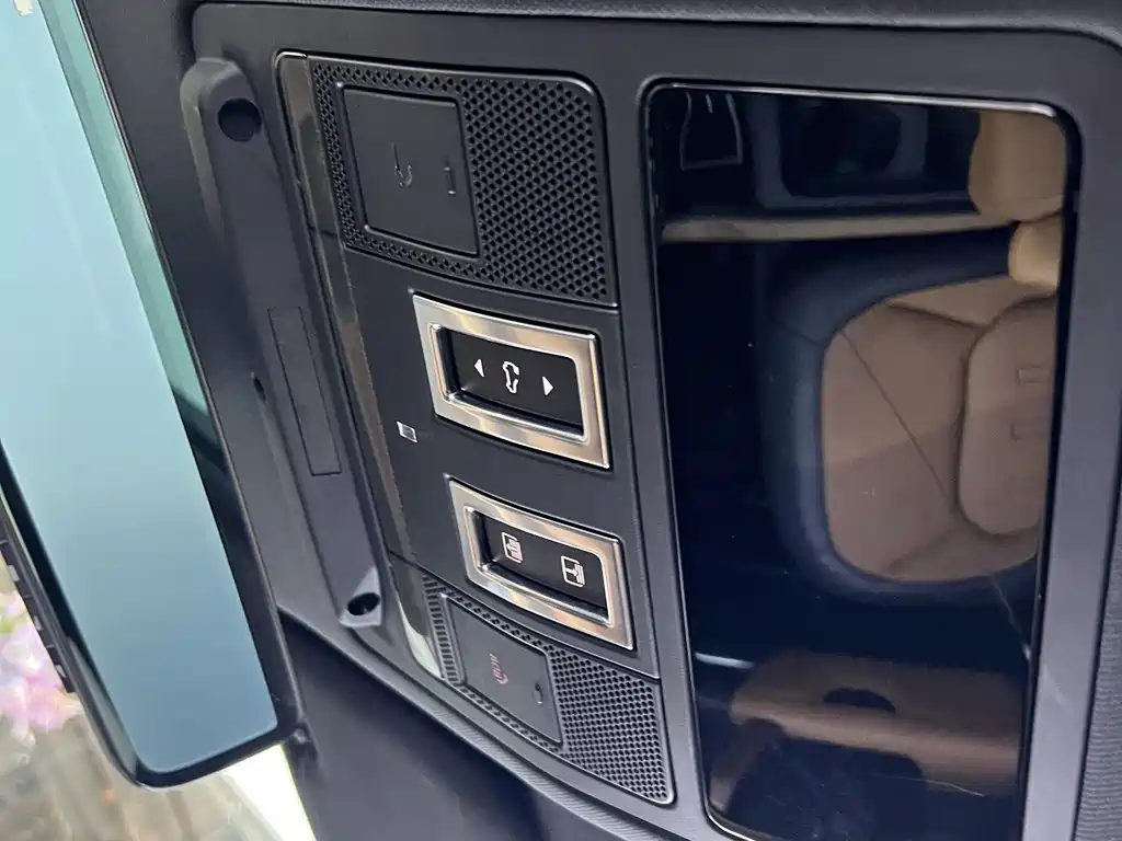Land Rover Defender 2023 — фото 22