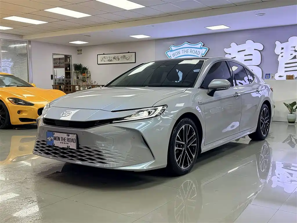 Toyota Camry 2024 — фото 8