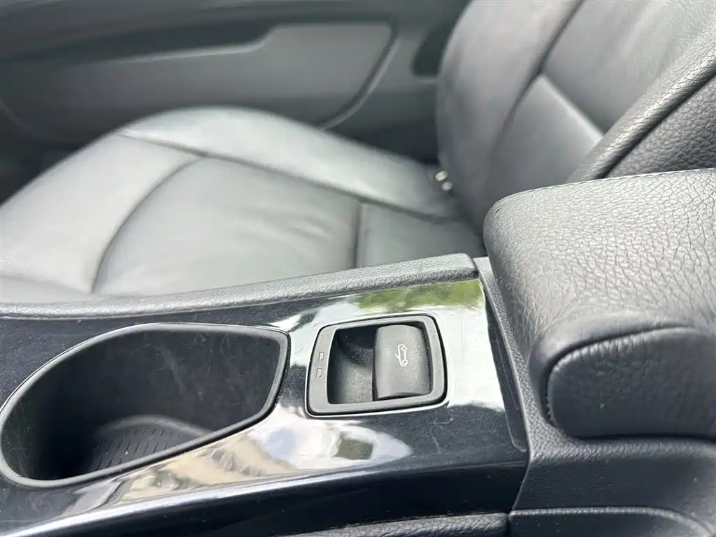 BMW 3 Series 2010 — фото 17