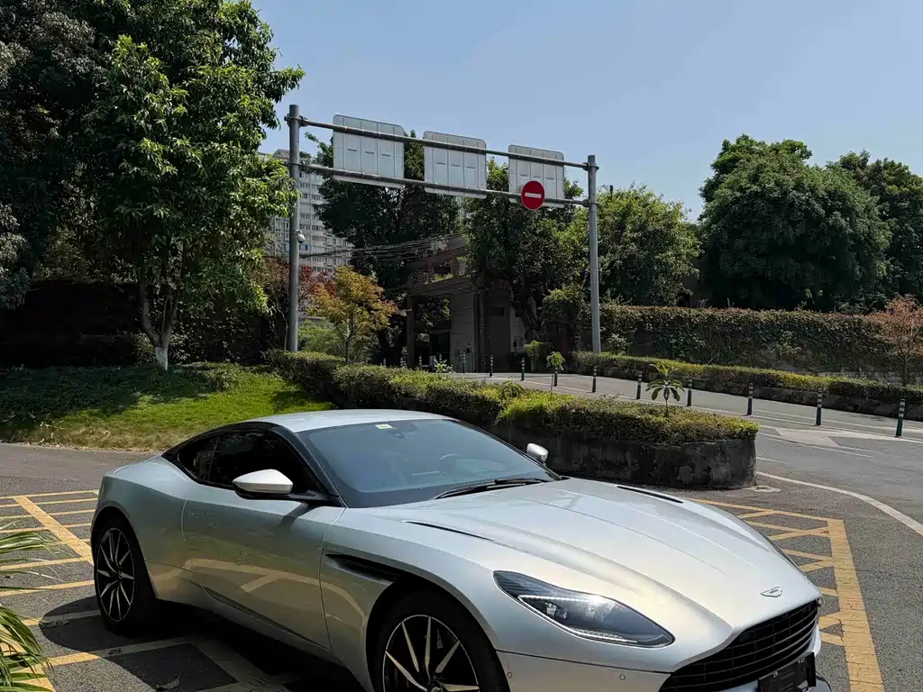 Aston Martin DB11 2018 — фото 1