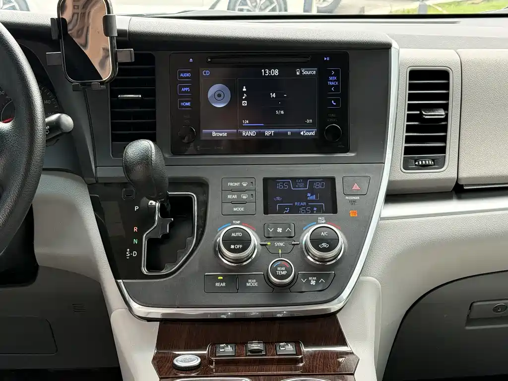 Toyota Sienna 2017 — фото 13