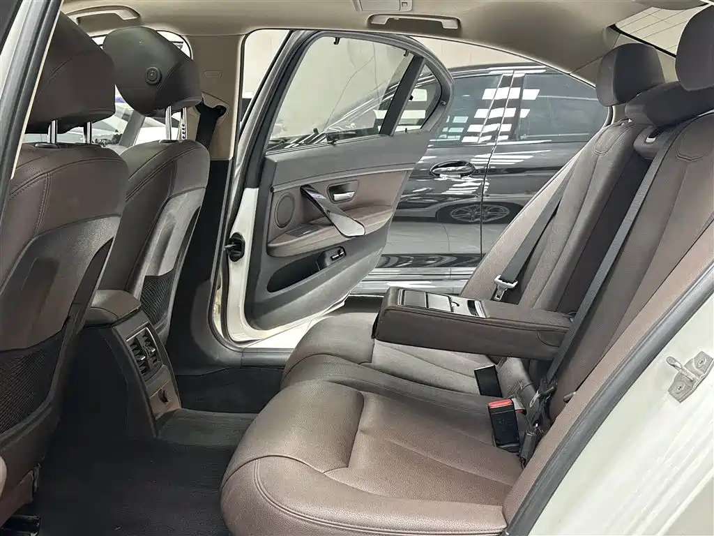 BMW 3 Series 2019 — фото 16