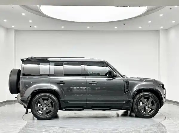 Land Rover Defender 2024