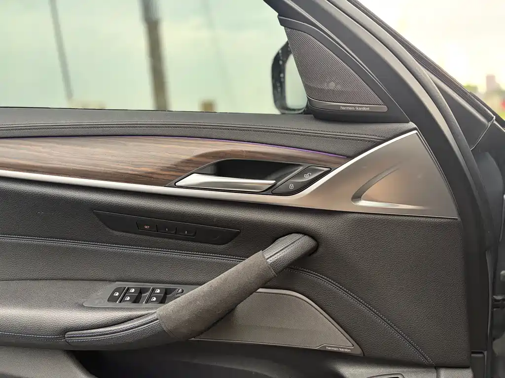 BMW 5 Series 2018 — фото 15