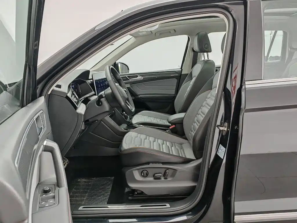 Volkswagen Tiguan L 2023 — фото 10
