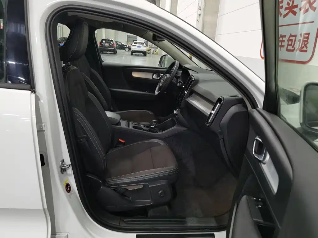 Volvo XC40 2020 — фото 23