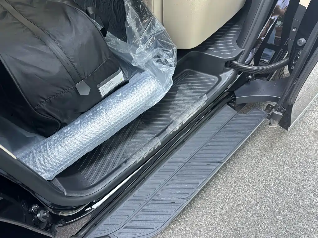 Toyota Alphard — фото 9