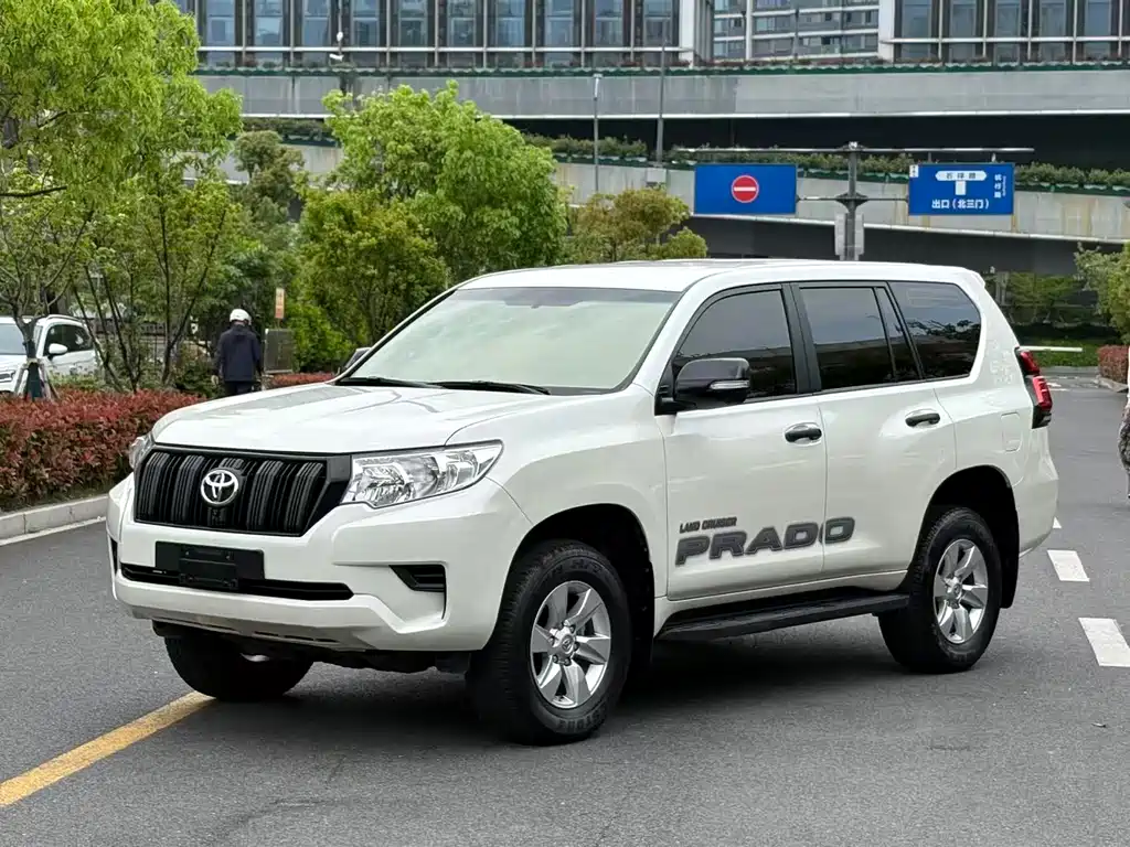 Toyota Prado 2023 — фото 1