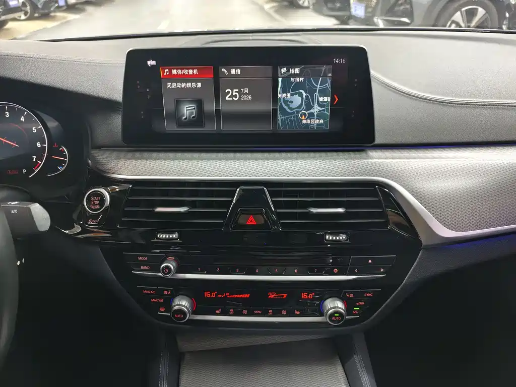 BMW 5 Series 2018 — фото 13