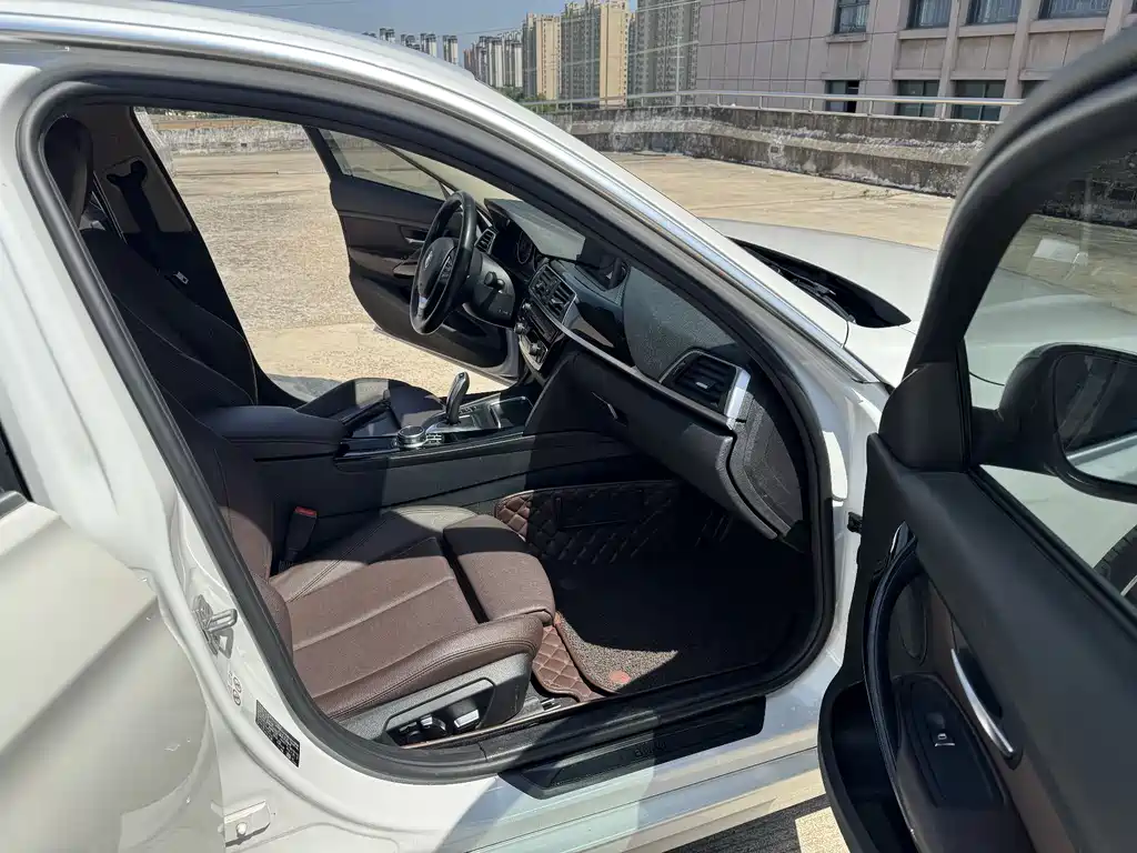 BMW 3 Series 2019 — фото 10