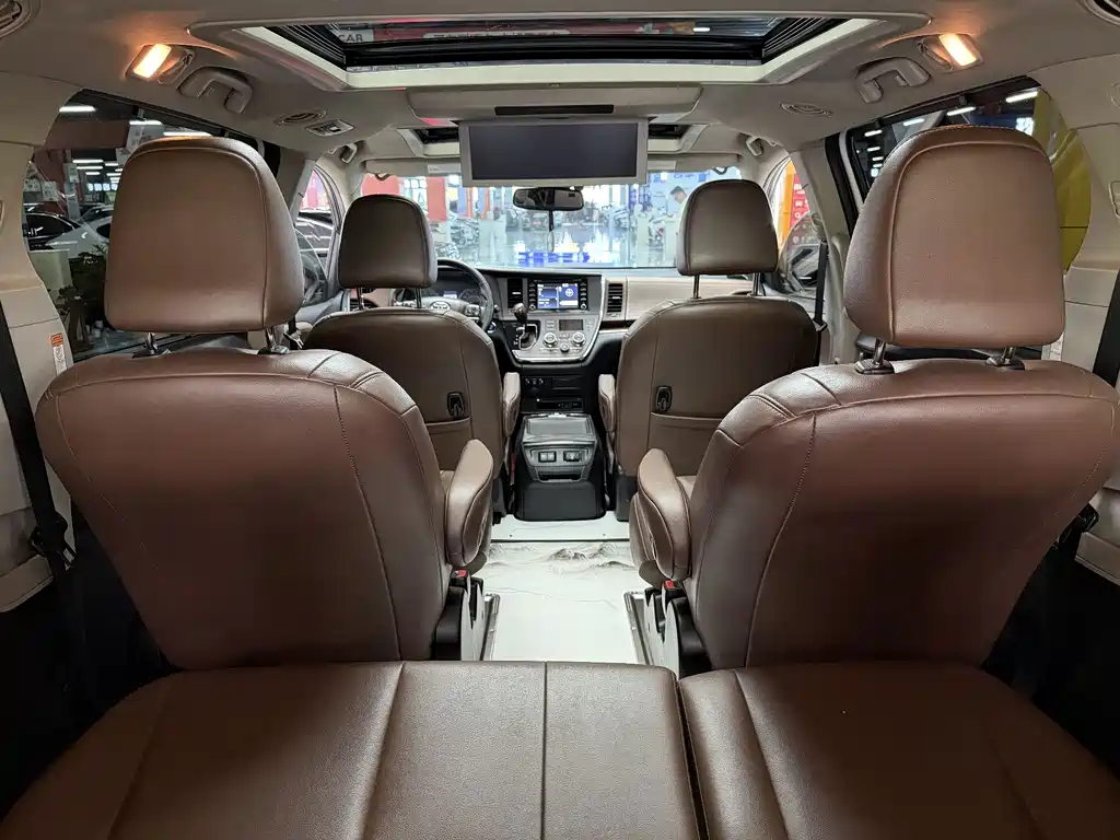 Toyota Sienna 2018 — фото 17