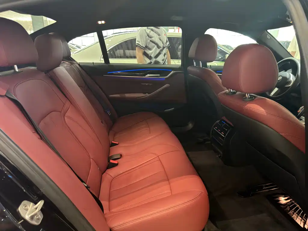 BMW 5 Series 2018 — фото 11