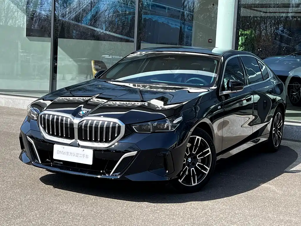 BMW 5 Series 2025 — фото 1