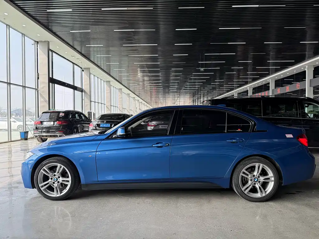BMW 3 Series 2018 — фото 25
