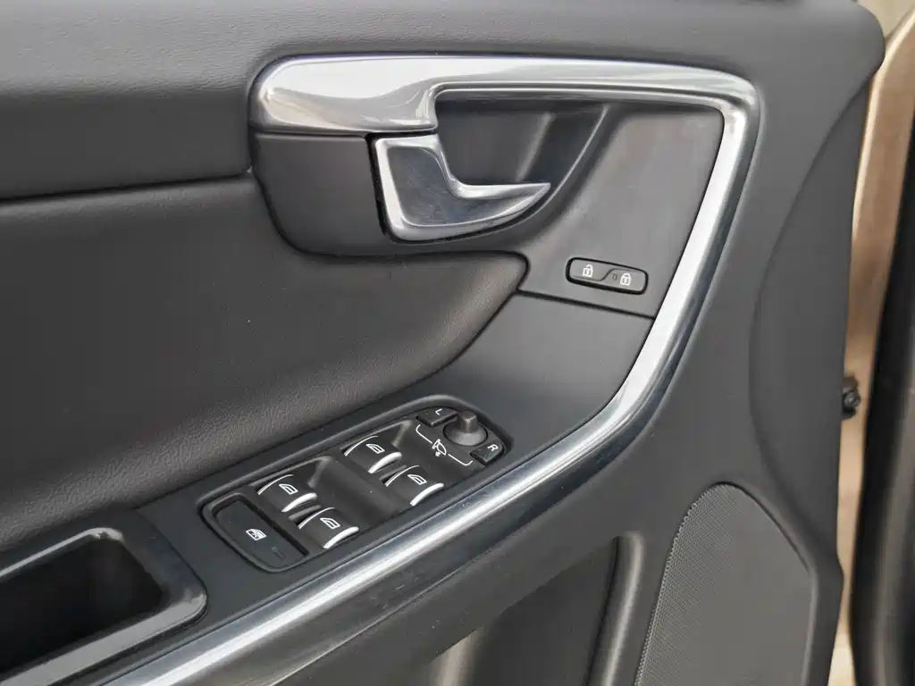 Volvo XC60 2017 — фото 23