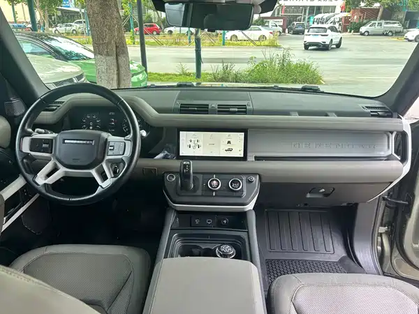 Land Rover Defender 2021