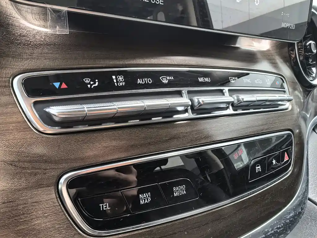 Mercedes-Benz V-Class 2022 — фото 16