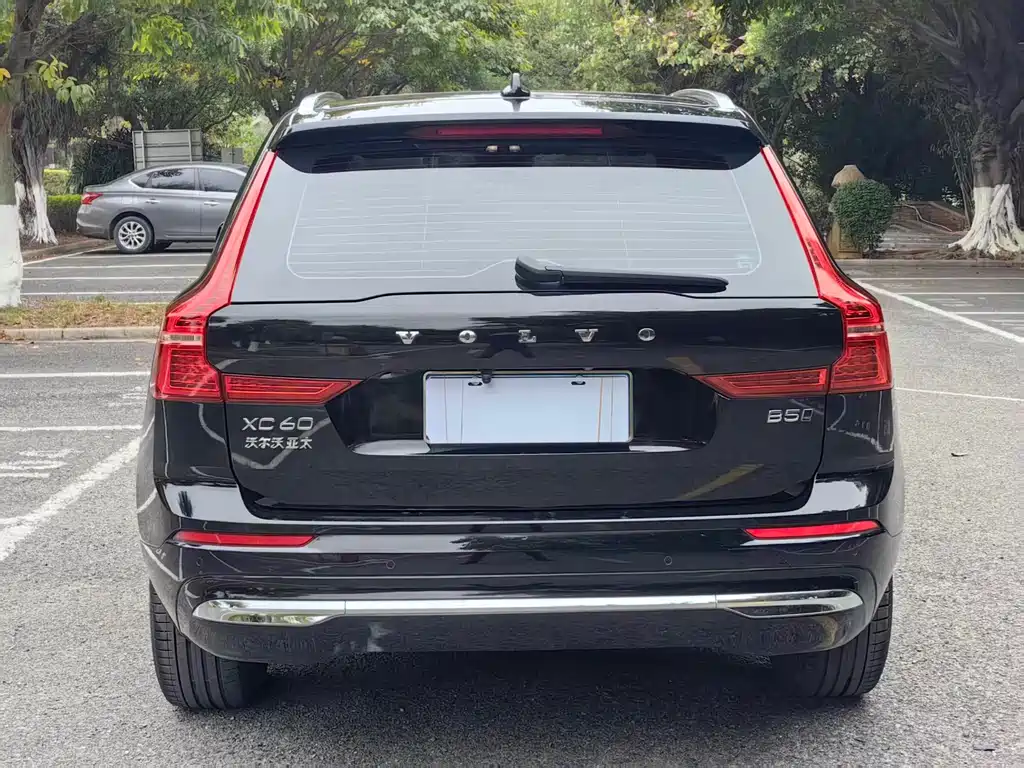 Volvo XC60 2023 — фото 8