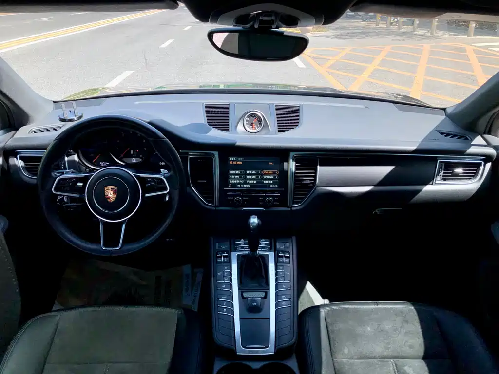 Porsche Macan 2017 — фото 10