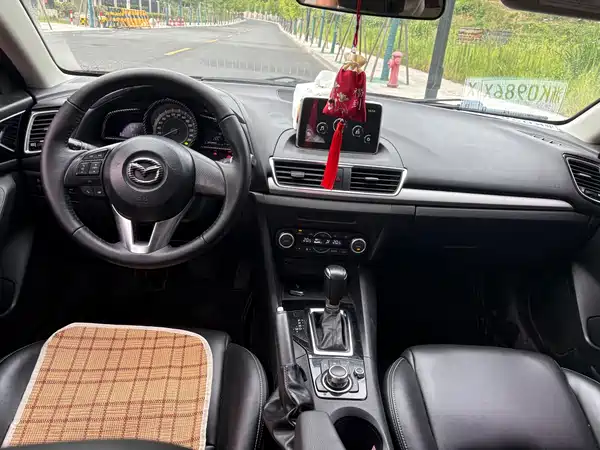 Mazda 3 Axela 2016