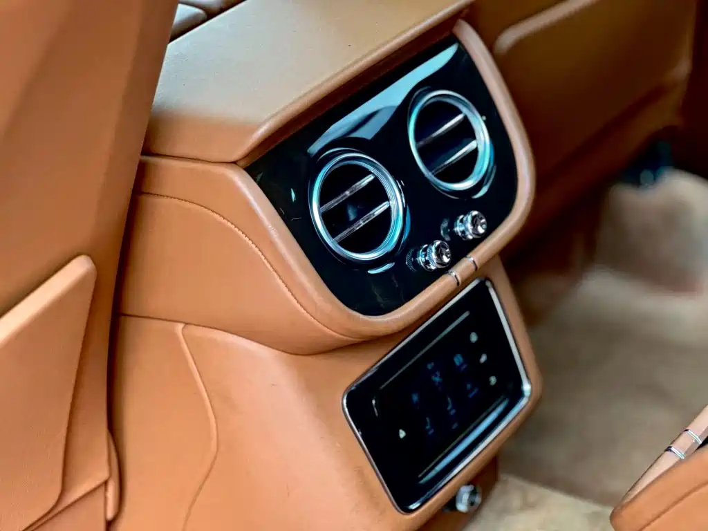 Bentley Bentayga 2019 — фото 16