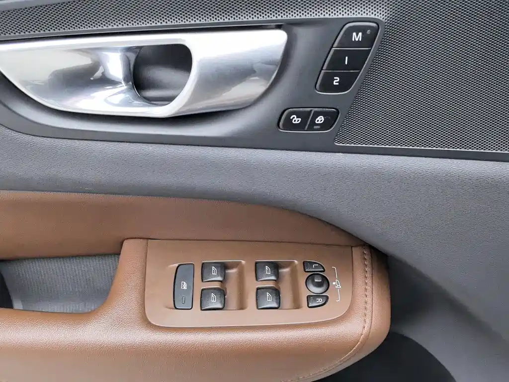 Volvo XC60 2023 — фото 9