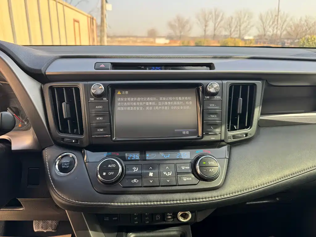 Toyota RAV4 2018 — фото 15