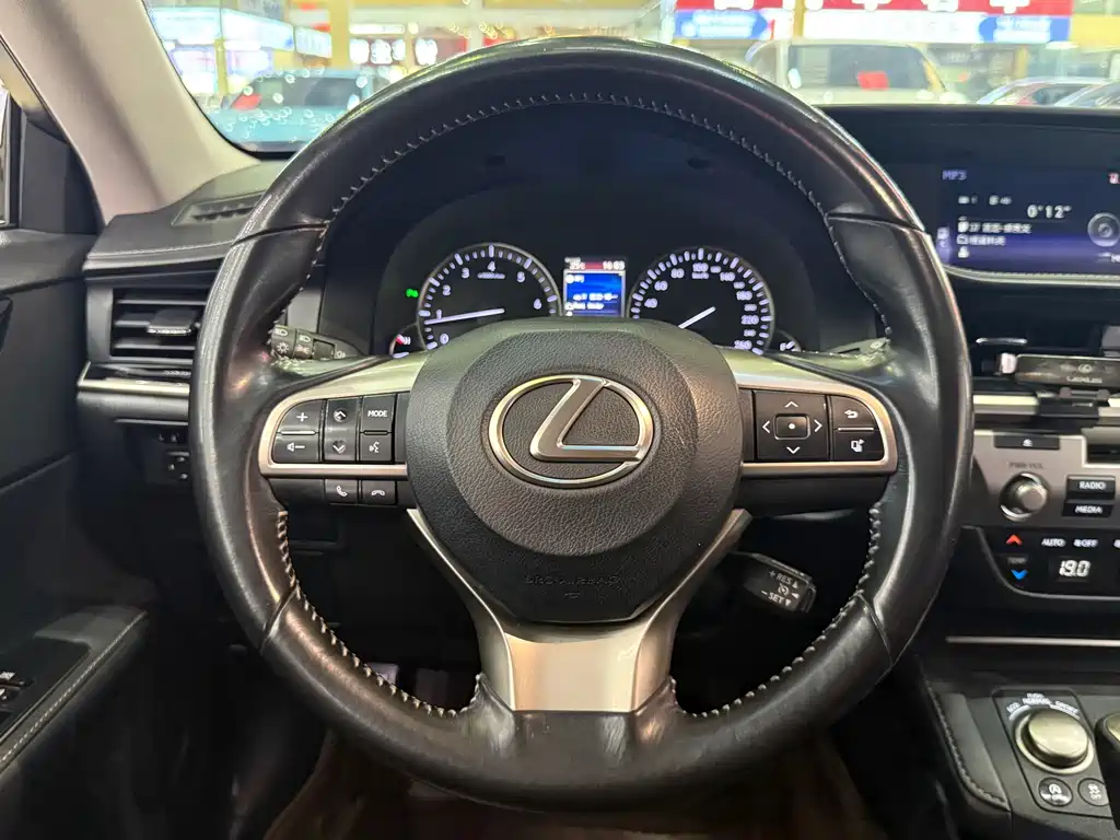 Lexus ES 2017 — фото 20
