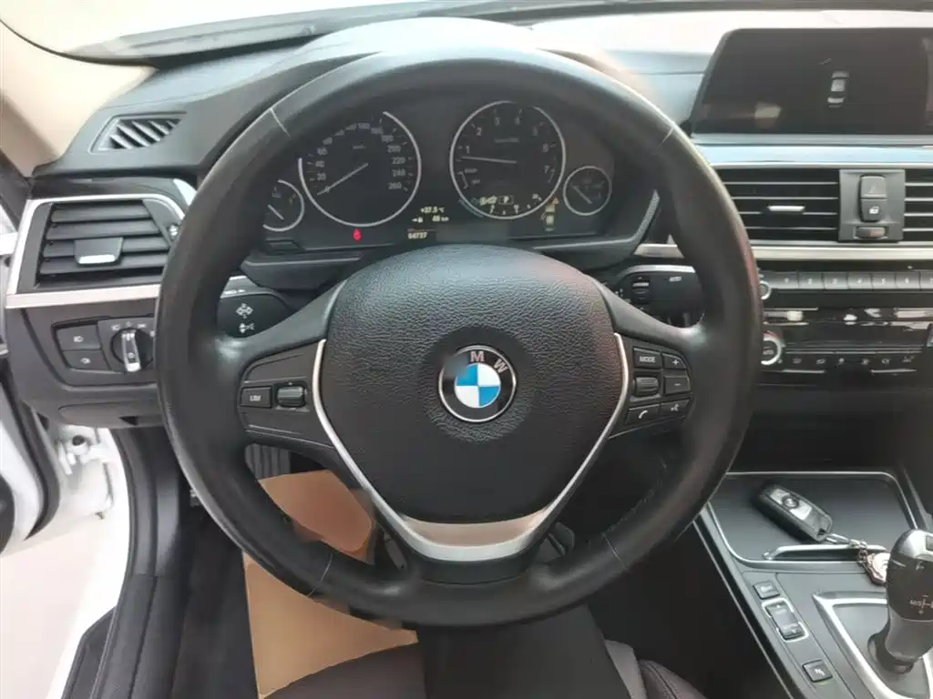 BMW 3 Series 2018 — фото 11