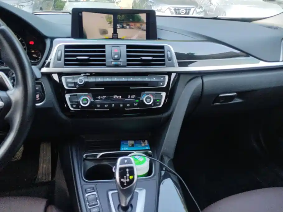 BMW 3 Series 2018 — фото 13