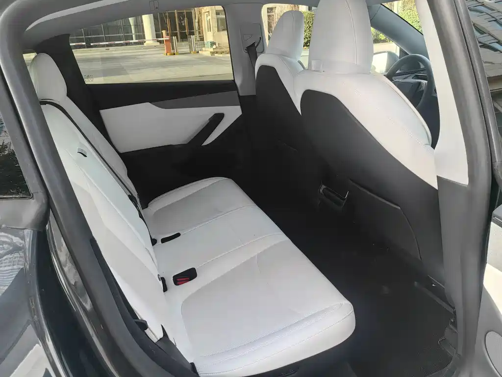 Tesla Model Y 2025 — фото 13