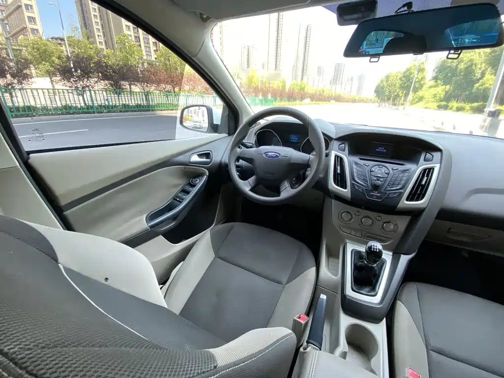 Ford Focus 2013 — фото 18