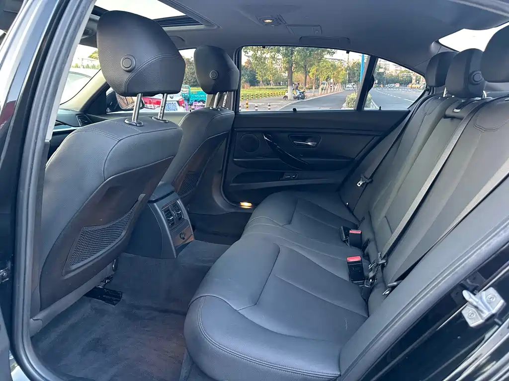 BMW 3 Series 2017 — фото 12