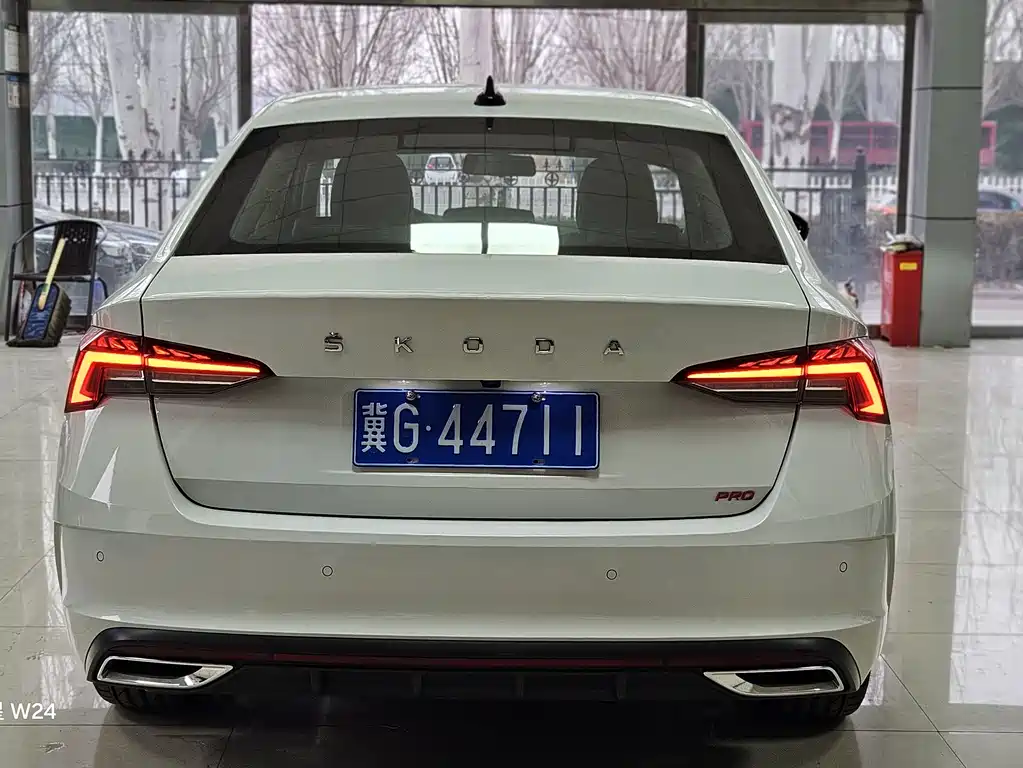 Skoda Octavia 2023 — фото 6