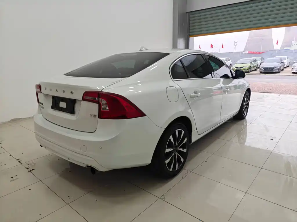 Volvo S60 2018 — фото 15